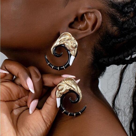 Elephant stud earrings M319 - Picture 1 of 4